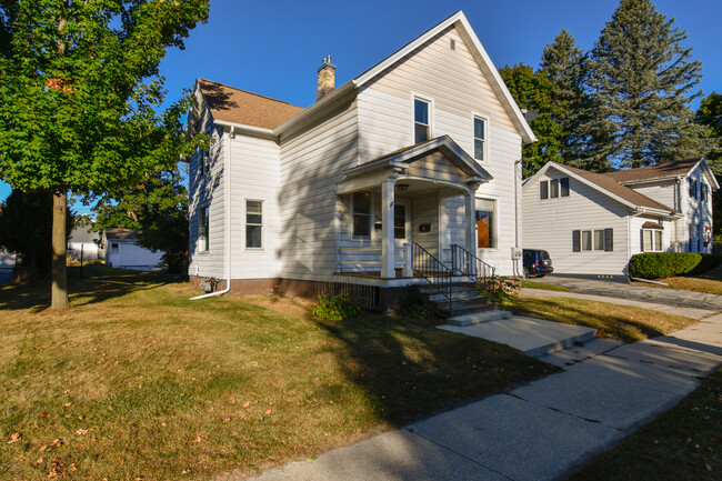 628 N 7th St, Unit Upper in Manitowoc, WI - Foto de edificio - Building Photo