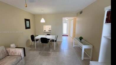 8280 Sunrise Lakes Blvd in Sunrise, FL - Foto de edificio - Building Photo