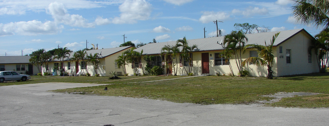 Oak Leaf Park in Lake Worth, FL - Building Photo