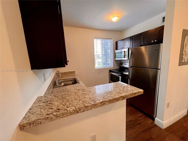 540 NW 7th St in Miami, FL - Building Photo - Building Photo
