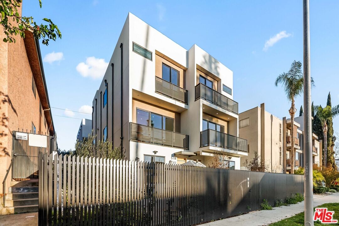5120 1/2 Laurel Canyon Blvd in Los Angeles, CA - Foto de edificio