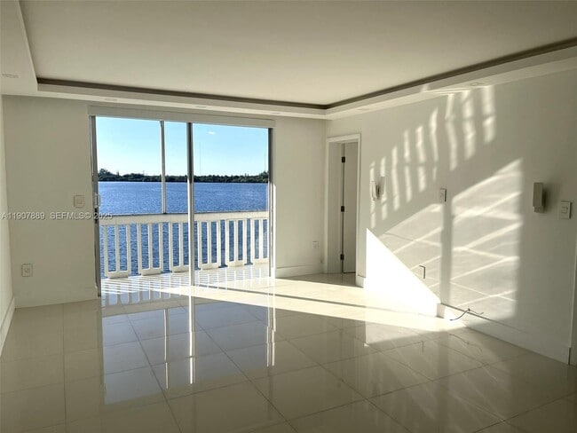 18601 NE 14th Ave in North Miami Beach, FL - Building Photo - Building Photo