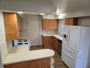 11824 NE Stanton St in Portland, OR - Building Photo - Building Photo