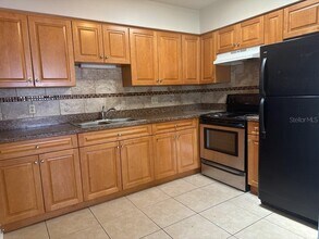 6568 W Shore Cir in Tampa, FL - Building Photo - Building Photo