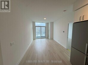 30 Upper Mall Wy in Vaughan, ON - Building Photo - Building Photo