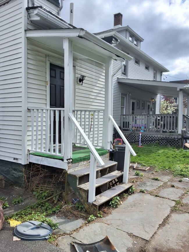 207 Downs St, Unit Apt 1