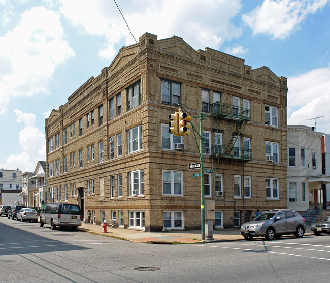 402 21st St in Union City, NJ - Building Photo - Building Photo