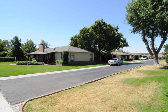 1445 Holly Dr in Tracy, CA - Foto de edificio - Building Photo