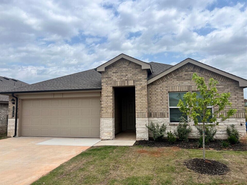 2928 Firefly Dr in Oklahoma City, OK - Building Photo