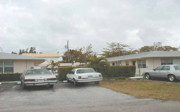 Twin Palms Resort Apartments in Deerfield Beach, FL - Building Photo - Building Photo