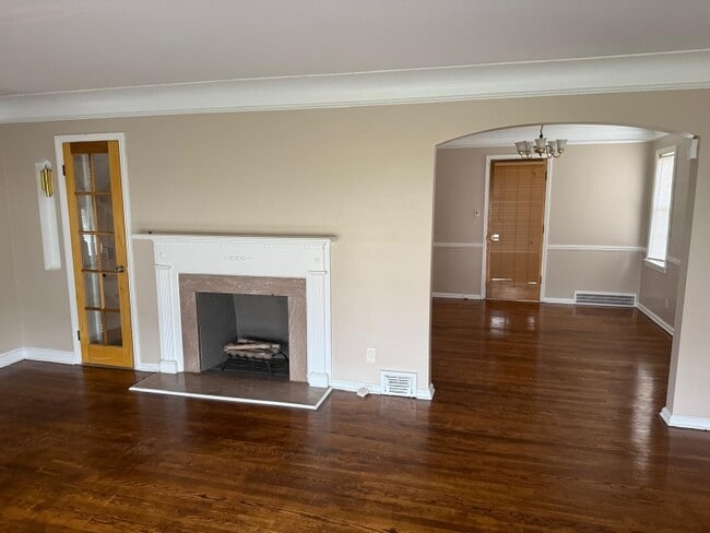 13677 Cedar Rd in University Heights, OH - Building Photo - Building Photo