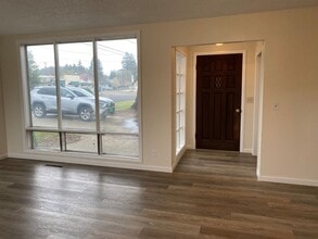 1569 NW Calkins Ave in Roseburg, OR - Building Photo - Building Photo