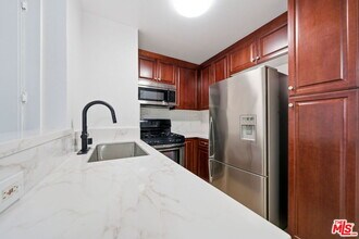 5530 Owensmouth Ave in Los Angeles, CA - Building Photo - Building Photo