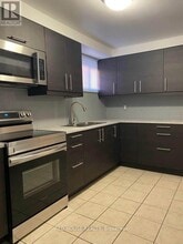 518 Meadows Blvd in Mississauga, ON - Building Photo - Building Photo