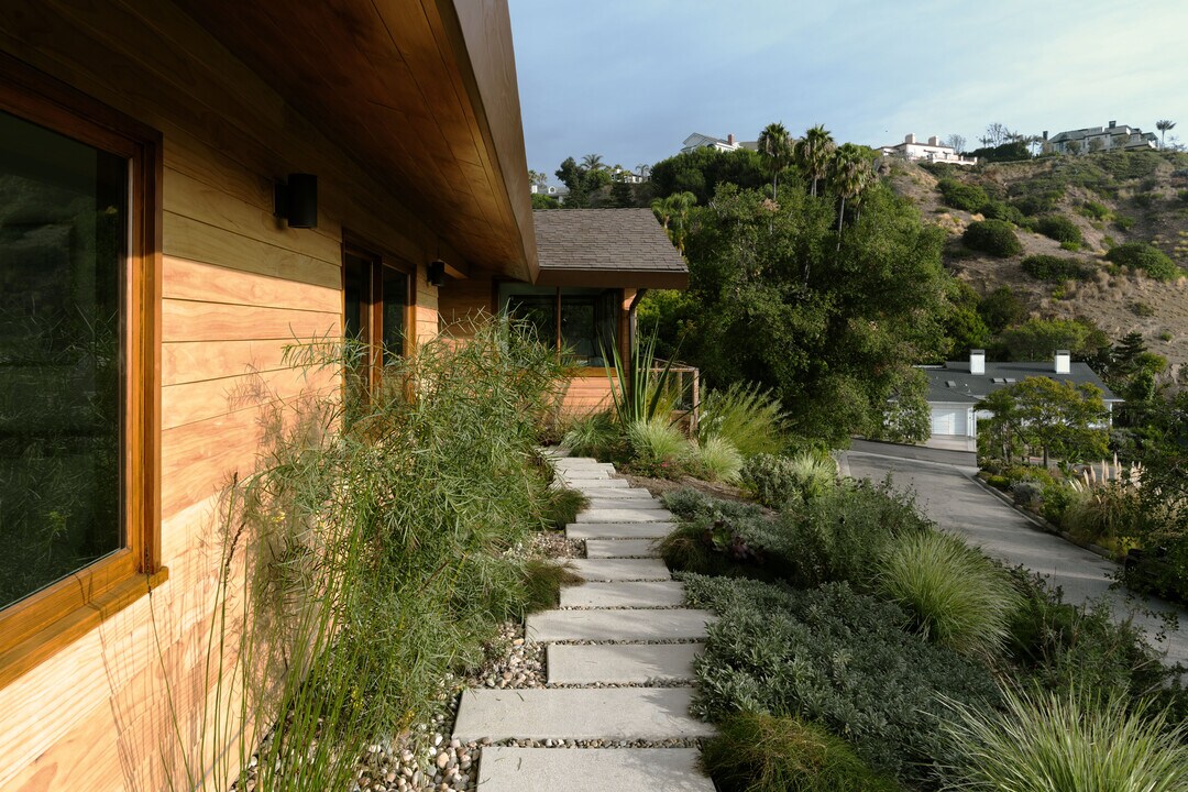 1336 Las Canoas Rd in Pacific Palisades, CA - Foto de edificio