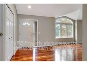 9994 Dunberry Cir in Eden Prairie, MN - Building Photo - Building Photo