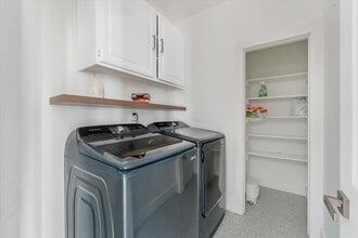 8405 Greenspoint Dr in Rowlett, TX - Foto de edificio - Building Photo