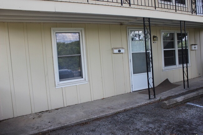 604 East St in Parkville, MO - Building Photo - Building Photo