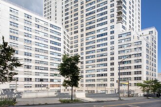 Silver Towers in Kew Gardens, NY - Building Photo - Building Photo