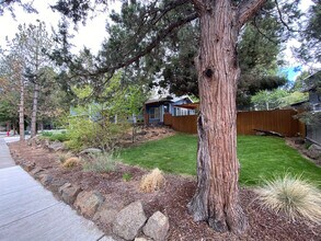 1021 SE Teakwood Dr in Bend, OR - Building Photo - Building Photo