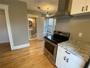 31 Bayside Ave in Newport, RI - Building Photo - Building Photo