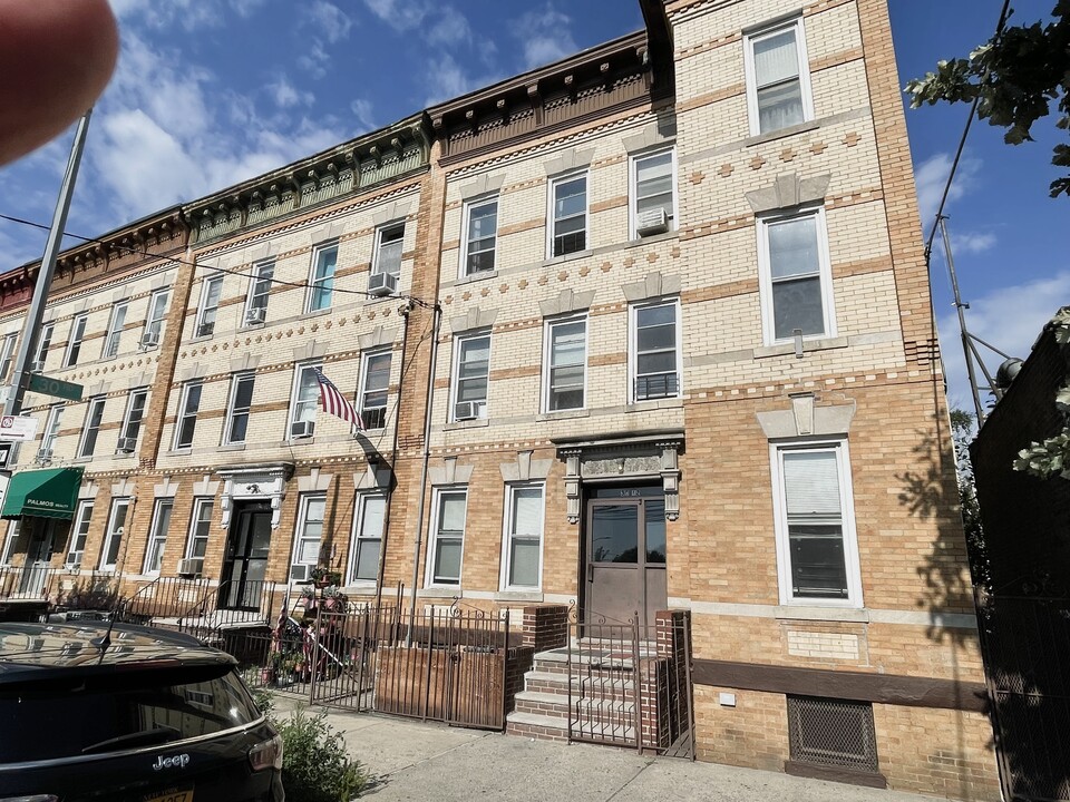 3012 44th St in Astoria, NY - Building Photo