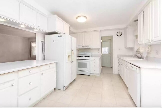 45523 Lostwood Ave in Lancaster, CA - Building Photo - Building Photo