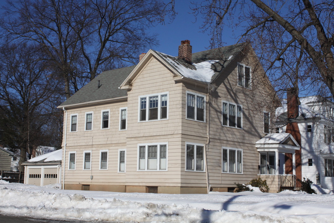 109 Dover Rd in West Hartford, CT - Building Photo