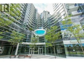 68 Smithe St in Vancouver, BC - Building Photo
