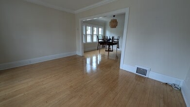 569 N 65th St, Unit Lower in Wauwatosa, WI - Building Photo - Building Photo