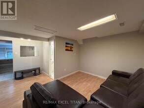 251 Shawnee Cir in Toronto, ON - Building Photo - Building Photo