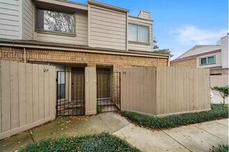 1829 Augusta Dr in Houston, TX - Building Photo - Building Photo