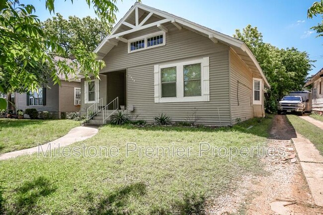 1014 W Walker St in Denison, TX - Building Photo - Building Photo