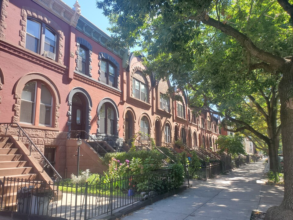 665 Park Pl, Unit Apartment 1 in Brooklyn, NY - Foto de edificio