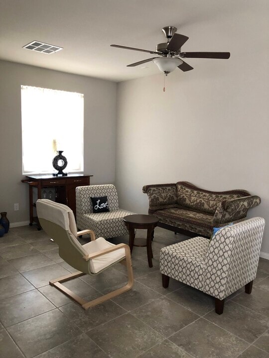 2669 Crystal Blue St in Laughlin, NV - Foto de edificio
