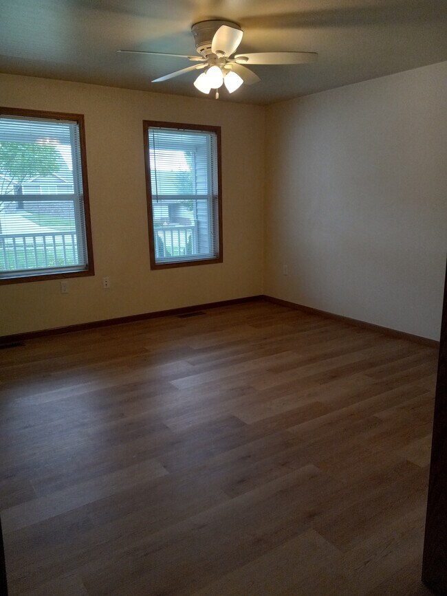 2423 Parkfield Dr in West Bend, WI - Building Photo - Building Photo