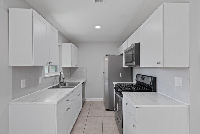 1407 Avebury Cir in Austin, TX - Building Photo - Building Photo