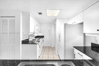 701 Brickell Key Blvd in Miami, FL - Building Photo - Building Photo