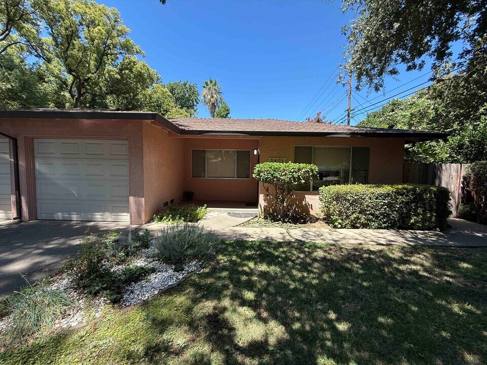 5473 Carlson Dr in Sacramento, CA - Building Photo