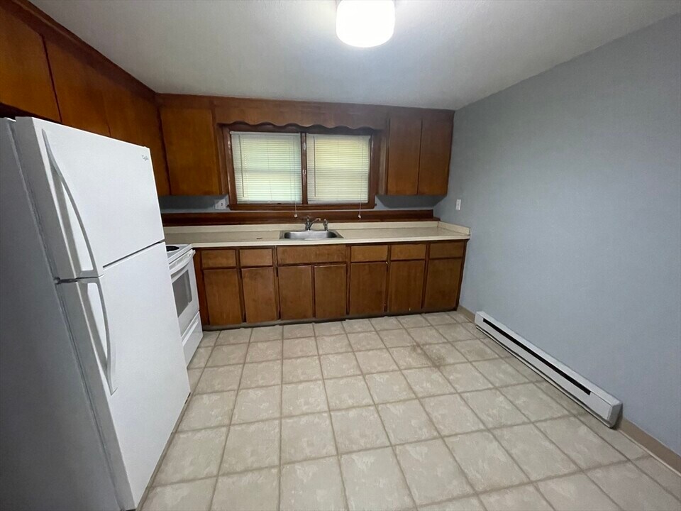 20 Quincy St in Abington, MA - Building Photo