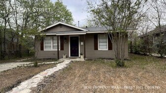 137 Dean St in San Antonio, TX - Building Photo