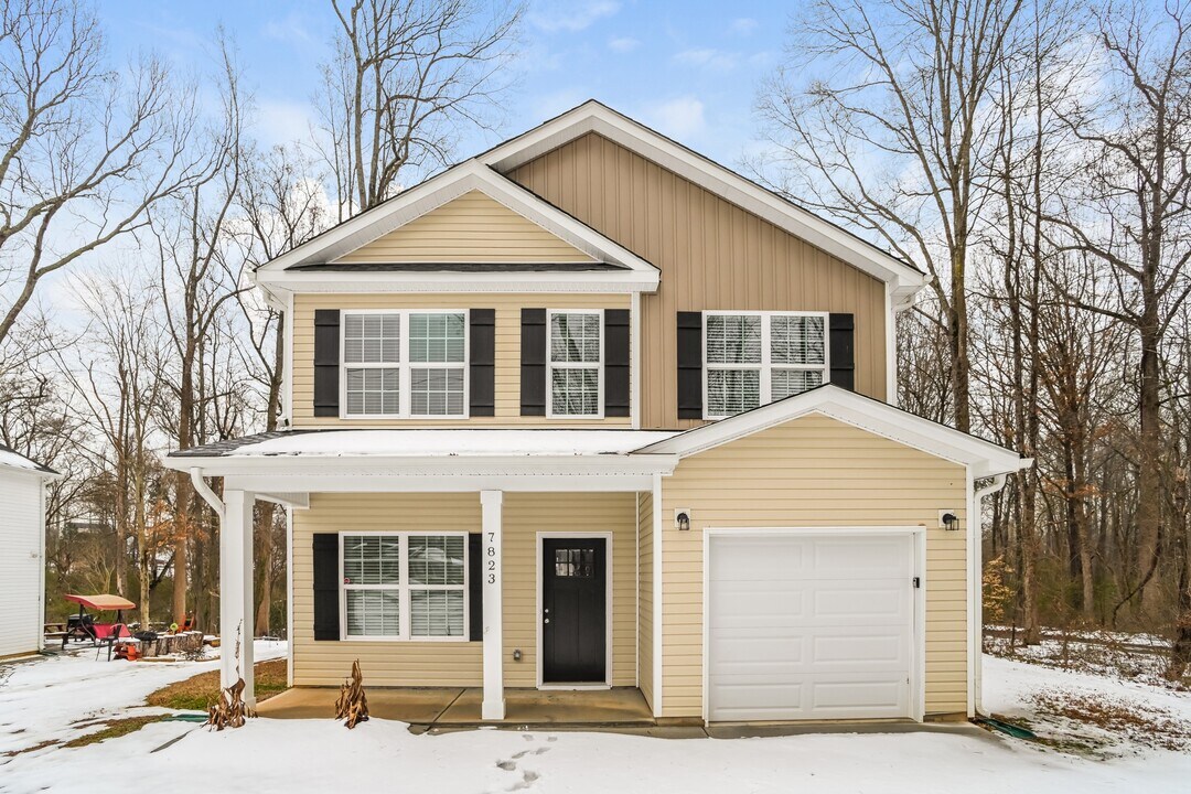7823 Bellhaven Blvd in Charlotte, NC - Foto de edificio