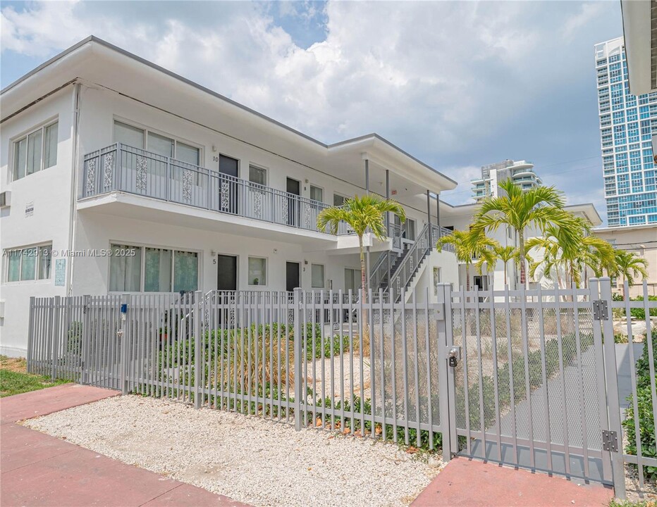 6877 Abbott Ave in Miami Beach, FL - Building Photo