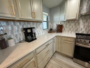 5537 Sea Forest Dr, Unit 208 in New Port Richey, FL - Building Photo - Building Photo