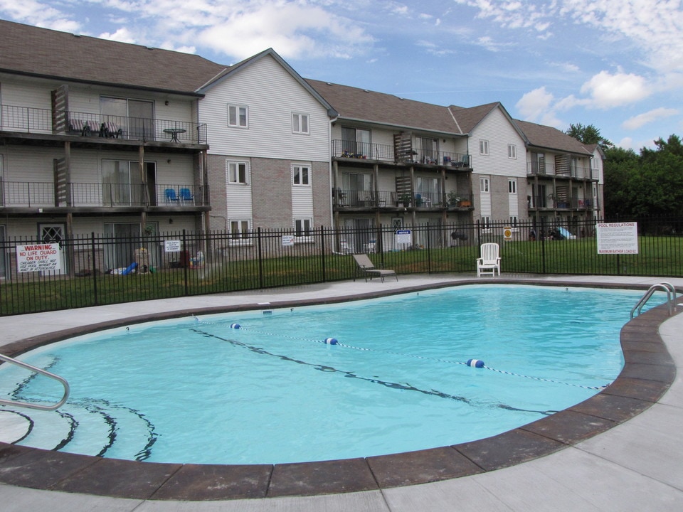 Gold Coast Square Apartments & Townhomes in Papillion, NE - Building Photo