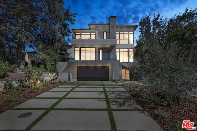 318 S Medio Dr in Los Angeles, CA - Building Photo - Building Photo