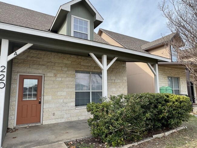 220 Sandstone Dr in Jarrell, TX - Foto de edificio - Building Photo