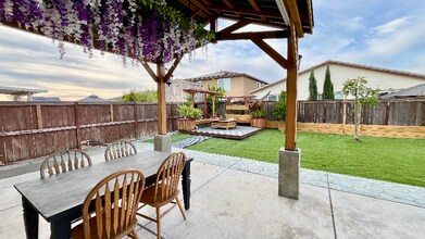 8809 Polka Way in Elk Grove, CA - Building Photo - Building Photo