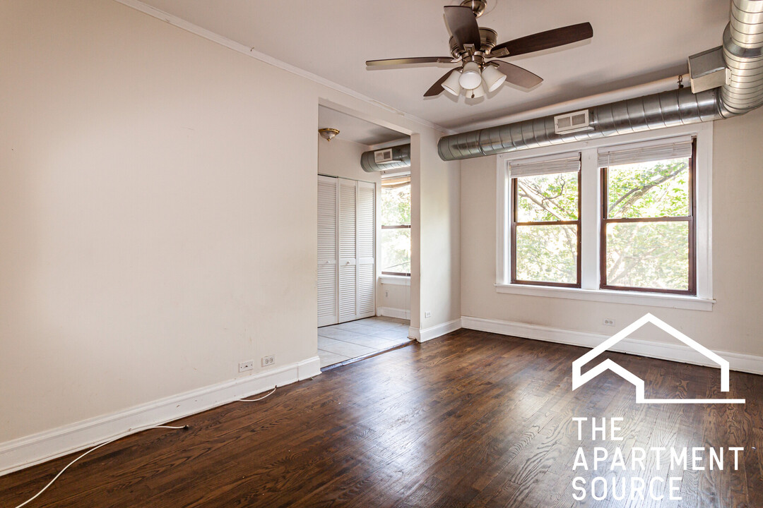 1251 W Henderson St, Unit 2 in Chicago, IL - Building Photo