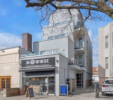 21-70 31st St in Queens, NY - Building Photo